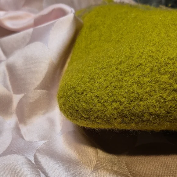 Vibrant Handmade Green Wool Tote with Pink Floral Accent - Picture 5 of 10